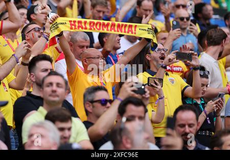 Monaco di Baviera, Germania - 17 giugno 2024: I tifosi rumeni mostrano il loro sostegno durante la partita della fase a gironi UEFA EURO 2024 Romania contro Ucraina a Monaco di Baviera Footba Foto Stock