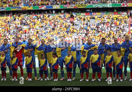Monaco, Germania - 17 giugno 2024: I giocatori della Nazionale Ucraina ascoltano l'inno nazionale prima della partita a gironi UEFA EURO 2024 Romania contro Ukra Foto Stock