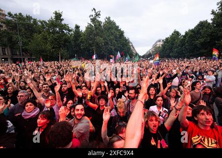 Parigi, Francia. 30 giugno 2024. I manifestanti prendono parte alla manifestazione. La gente ha fatto piazza République, a Parigi, in una manifestazione contro l'estrema destra a seguito dei risultati delle elezioni legislative francesi, che hanno visto il partito Rassemblement National vincere il primo turno. (Foto di Telmo Pinto/SOPA Images/Sipa USA) credito: SIPA USA/Alamy Live News Foto Stock