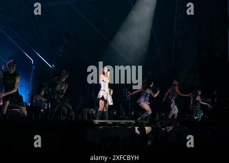 Dua Lipa Live al Glastonbury Festival on the Pyramid Stage 28 giugno 2024 Foto Stock