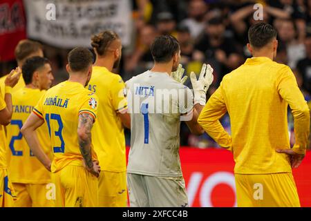 Monaco, Germania. 2 luglio 2024. MONACO, GERMANIA - 2 LUGLIO: Valentin Mihaila di Romania, il portiere della Romania Florin Nita e altri giocatori rumeni ringraziano i loro tifosi durante la partita UEFA EURO 2024 del turno dei 16 tra Romania e Paesi Bassi all'Allianz Arena il 2 luglio 2024 a Monaco, Germania. (Foto di Andre Weening/Orange Pictures) credito: Orange Pics BV/Alamy Live News Foto Stock