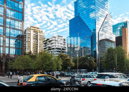 Santiago, Cile - 14 marzo 2019: Un vivace paesaggio urbano con un mix di modernità e tradizione. Foto Stock