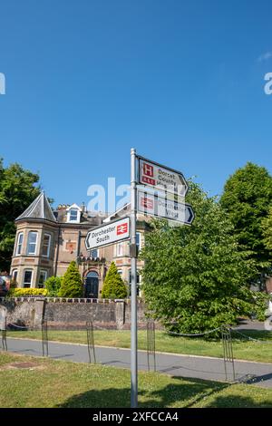 Indicazioni per la stazione ferroviaria di Dorchester South , la stazione ferroviaria di Dorchester West e il Dorset County Hospital in Great Western Rd, Dorchester, Regno Unito Foto Stock