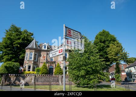 Indicazioni per la stazione ferroviaria di Dorchester South , la stazione ferroviaria di Dorchester West e il Dorset County Hospital in Great Western Rd, Dorchester, Regno Unito Foto Stock