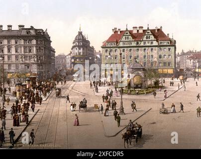 Blick auf den Karlsplatz, München, vom Karlsplatz (Karlsplatz) in Richtung Hauptbahnhof, Bayern, Deutschland, 1890-1905. Trasporti Straßenbahn Straßenbahnlinie Kutsche Pferd Fußgänger Bürgersteig Straße Foto Stock