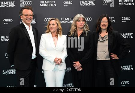 Monaco, Germania. 2 luglio 2024. Christoph Gröner, regista del Festival Filmfest München, (l-r) la vincitrice dell'Oscar Kate Winslet, la produttrice cinematografica Kate Solomon e la co-direttrice artistica del Filmfest Julia Weigl stanno sul tappeto turchese alla cerimonia di premiazione CineMerit al Deutsches Theater durante il Filmfest München. Il film racconta la storia del fotografo Lee Miller, che ha lavorato come fotoreporter al fronte per gli Stati Uniti durante la seconda guerra mondiale e ha anche documentato la liberazione dei campi di concentramento di Buchenwald e Dachau. Crediti: Felix Hörhager/dpa/Alamy Live News Foto Stock