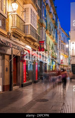 Vista notturna di una strada nella città vecchia, Cadice, Andalusia, Spagna Foto Stock