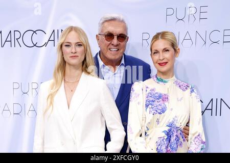 Jessica Madsen, Helmut Schlotterer und Kelly Rutherford bei der Marc Cain Pure Radiance Modenschau am 2.07.2024 im Rahmen der Fashion Week Berlin im K Foto Stock