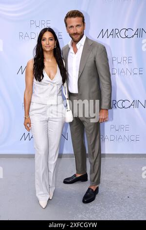 Amira Pocher e Christian Dueren bei der Marc Cain Pure Radiance Modenschau am 2.07.2024 im Rahmen der Fashion Week Berlin im Kolonnade mit Triumphto Foto Stock