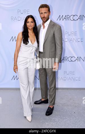 Amira Pocher e Christian Dueren bei der Marc Cain Pure Radiance Modenschau am 2.07.2024 im Rahmen der Fashion Week Berlin im Kolonnade mit Triumphto Foto Stock