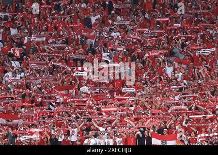 Lipsia, Germania. 2 luglio 2024. Tifosi austriaci durante la partita dei Campionati europei UEFA della fase 16 allo Stadio di Lipsia. Il credito per immagini dovrebbe essere: Jonathan Moscrop/Sportimage Credit: Sportimage Ltd/Alamy Live News Foto Stock