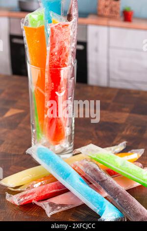 Succhietto di ghiaccio ghiacciato arcobaleno su un bancone da cucina Foto Stock