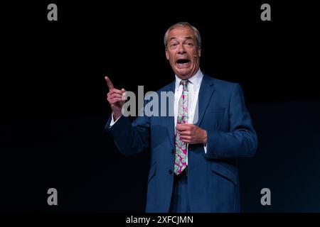 Nigel Farage leader del partito al "Rally for Reform" di Birmingham NEC, la più grande riunione di massa della campagna del leader del Regno Unito, domenica 30 giugno 2024 Foto Stock