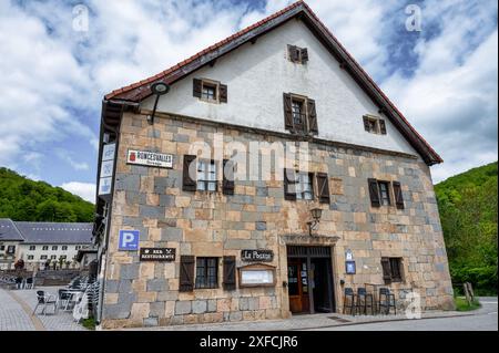 Roncesvalles, Spagna - 16 maggio 2024: Di fronte all'hotel la Posada a Roncesvalles Foto Stock