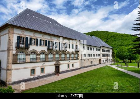 Roncesvalles, Spagna - 16 maggio 2024: Di fronte al Museo di Roncesvalles Foto Stock