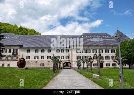 Roncesvalles, Spagna - 16 maggio 2024: Di fronte al Museo di Roncesvalles Foto Stock