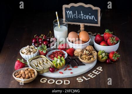 Un assortimento di cibi freschi che hanno un alto contenuto di melatonina per un buon sonno. Foto Stock