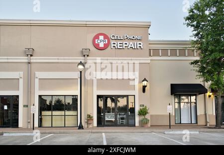 Houston, Texas Stati Uniti d'America 06-23-2024: Esterno del negozio di riparazione di telefoni cellulari. Foto Stock
