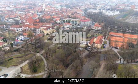 Fotografia con droni di un parco pubblico in città durante il giorno nuvoloso primaverile Foto Stock