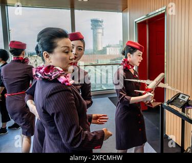 Marignane, Francia. 2 luglio 2024. Assistenti di volo sul primo volo diretto China Eastern Airlines tra Shanghai e Marsiglia. China Eastern Airlines aprirà il primo servizio diretto tra Shanghai e Marsiglia il 2 luglio 2024, con l'arrivo dei primi passeggeri all'aeroporto Marseille Provence a bordo di un Boeing dreamliner 787/900. Credito: SOPA Images Limited/Alamy Live News Foto Stock