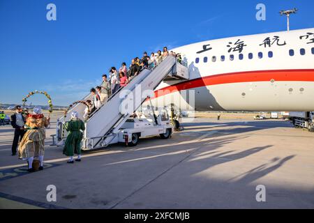 Marignane, Francia. 2 luglio 2024. I primi 273 passeggeri salgono a bordo del Boeing dreamliner 787/900 di China Eastern Airlines. China Eastern Airlines aprirà il primo servizio diretto tra Shanghai e Marsiglia il 2 luglio 2024, con l'arrivo dei primi passeggeri all'aeroporto Marseille Provence a bordo di un Boeing dreamliner 787/900. Credito: SOPA Images Limited/Alamy Live News Foto Stock