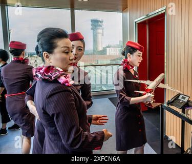 Marignane, Francia. 2 luglio 2024. Assistenti di volo sul primo volo diretto China Eastern Airlines tra Shanghai e Marsiglia. China Eastern Airlines aprirà il primo servizio diretto tra Shanghai e Marsiglia il 2 luglio 2024, con l'arrivo dei primi passeggeri all'aeroporto Marseille Provence a bordo di un Boeing dreamliner 787/900. (Foto di Laurent Coust/SOPA Images/Sipa USA) credito: SIPA USA/Alamy Live News Foto Stock