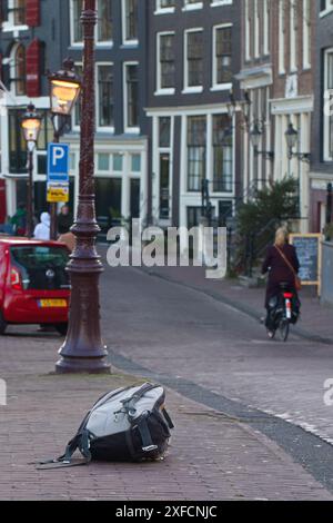 Zaino sul lato della strada; borsa abbandonata sulla strada allarme bomba; sicurezza della città, Amsterdam, Paesi Bassi. Foto Stock