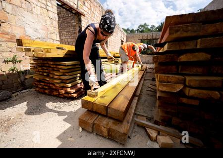 Horenka, Oblast' di Kiev, Ucraina. 2 luglio 2024. I volontari di Dobrobat lavorano alla pulizia e alla ricostruzione di case distrutte dall'esercito russo all'inizio dell'invasione su vasta scala dell'Ucraina a Horenka, vicino alla capitale Kiev. (Credit Image: © Andreas Stroh/ZUMA Press Wire) SOLO PER USO EDITORIALE! Non per USO commerciale! Foto Stock