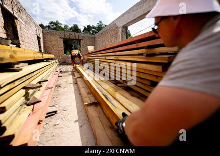 Horenka, Oblast' di Kiev, Ucraina. 2 luglio 2024. I volontari di Dobrobat lavorano alla pulizia e alla ricostruzione di case distrutte dall'esercito russo all'inizio dell'invasione su vasta scala dell'Ucraina a Horenka, vicino alla capitale Kiev. (Credit Image: © Andreas Stroh/ZUMA Press Wire) SOLO PER USO EDITORIALE! Non per USO commerciale! Foto Stock