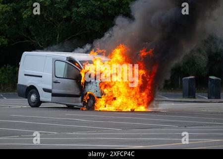 Van Fire presso Sedgemoor Services sull'autostrada M5 in direzione sud nel Somerset, Regno Unito. Foto Stock