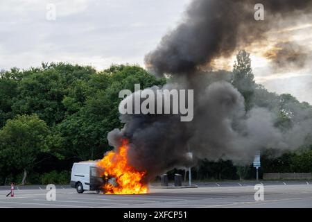 Van Fire presso Sedgemoor Services sull'autostrada M5 in direzione sud nel Somerset, Regno Unito. Foto Stock