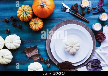 Un luogo di vacanza con posto su un colorato tavolo decorato il giorno del Ringraziamento girato da una posizione piana o dall'alto. Sopra o sopra la testa. Foto Stock