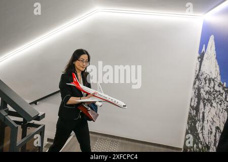 Marignane, Francia. 2 luglio 2024. Un membro della China Eastern Airlines porta un modello dell'aereo Boeing dreamliner 787/900. China Eastern Airlines aprirà il primo servizio diretto tra Shanghai e Marsiglia il 2 luglio 2024, con l'arrivo dei primi passeggeri all'aeroporto Marseille Provence a bordo di un Boeing dreamliner 787/900. (Foto di Laurent Coust/SOPA Images/Sipa USA) credito: SIPA USA/Alamy Live News Foto Stock