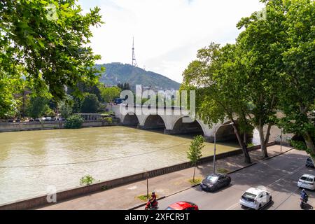 Tbilisi, Georgia - 17 GIUGNO 2024: Ponte Saarbrucken sul fiume Kura a Tbilisi, Georgia. Foto Stock