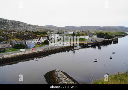 East Loch Tarbert con il villaggio di Tarbert sull'isola di Harris nelle Ebridi esterne in Scozia, Regno Unito. Tarbert è la comunità principale di Harris. Foto Stock