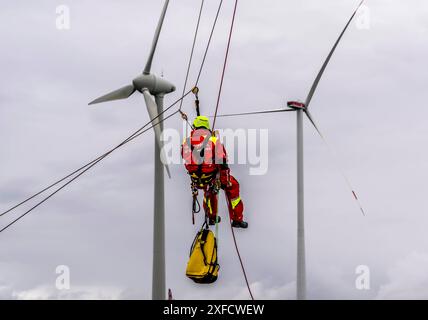 Höhenretter der Berufsfeuerwehr Oberhausen üben das Abseilen von einer Windenergieanlage, aus 150 Metern Höhe, nach der Rettung einer verunfallten person vom Maschinenhaus, Issum, NRW, Deutschland, Höhenretter Windrad *** i soccorritori in altezza dei vigili del fuoco di Oberhausen praticano la discesa da una turbina eolica da un'altezza di 150 metri dopo aver salvato una vittima di incidente dalla navicella, Issum, NRW, Germania, soccorritore in altezza della turbina eolica Foto Stock