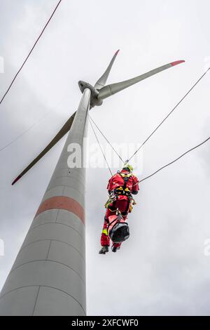 Höhenretter der Berufsfeuerwehr Oberhausen üben das Abseilen von einer Windenergieanlage, aus 150 Metern Höhe, nach der Rettung einer verunfallten person vom Maschinenhaus, Issum, NRW, Deutschland, Höhenretter Windrad *** i soccorritori in altezza dei vigili del fuoco di Oberhausen praticano la discesa da una turbina eolica da un'altezza di 150 metri dopo aver salvato una vittima di incidente dalla navicella, Issum, NRW, Germania, soccorritore in altezza della turbina eolica Foto Stock