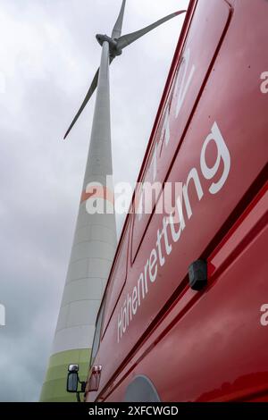 Höhenretter der Berufsfeuerwehr Oberhausen üben das Abseilen von einer Windenergieanlage, aus 150 Metern Höhe, bei Regenwetter, Issum, NRW, Deutschland, Höhenretter Windrad *** i soccorritori in altezza dei vigili del fuoco professionali di Oberhausen praticano la discesa da una turbina eolica da un'altezza di 150 metri in condizioni di pioggia, Issum, NRW, Germania, turbina eolica in altezza Foto Stock