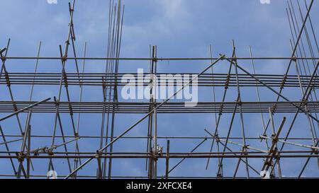 installazione di strutture ausiliarie metalliche per la costruzione, ponteggi per l'installazione Foto Stock