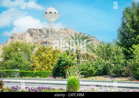 Incenso Burner Lookout Tower in piedi sulla collina, Muttrah, Oman Foto Stock