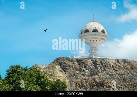 Incenso Burner Lookout Tower in piedi sulla collina, Muttrah, Oman Foto Stock