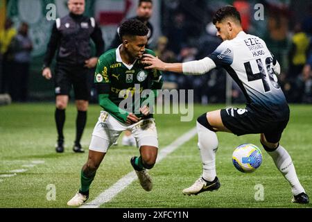 L'Estevão Oliveira del Palmeiras (L) gioca contro l'Hugo Farias del Corinthians (R) durante la partita di calcio del Campionato Brasileiro tra Palmeiras e Corinthians allo stadio Allianz Parque di São Paolo, Brasile. (Roberto Casimiro/SPP) credito: SPP Sport Press Photo. /Alamy Live News Foto Stock