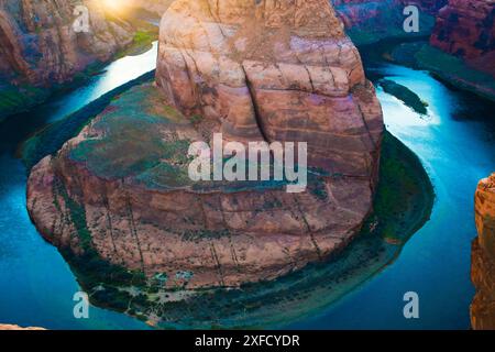 Fiume blu intorno a Horseshoe Bend nel deserto dell'Arizona in estate Foto Stock