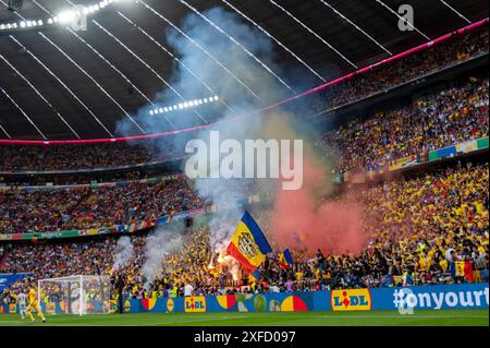 Monaco, Germania. 2 luglio 2024. I tifosi romeni si esibiscono durante la partita UEFA EURO Round of 16 2024 tra Romania e Paesi Bassi alla Munich Football Arena di Monaco, Germania, il 2 luglio 2024 (foto di Andrew SURMA/ credito: SIPA USA/Alamy Live News Foto Stock