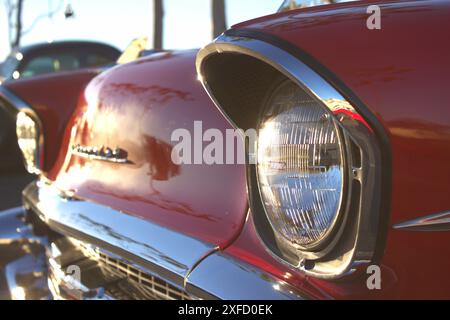 Una vista angolata del frontale della Chevy bel Air del 1957, evidenziata dall'alba del mattino presto. Foto Stock