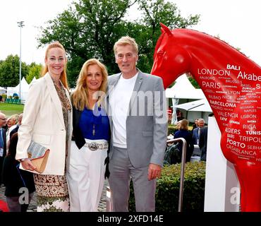 Jennifer Stein, Cornelia und Uli Stein bei der Eröffnung und Medianight zu CHIO 2024, Aquisgrana. *** Jennifer Stein, Cornelia e Uli Stein all'apertura e medianght di CHIO 2024, Aquisgrana Foto Stock