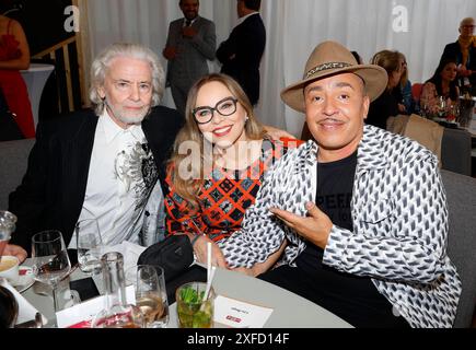 Dr. Hermann Buehlbecker Alleininhaber Lambertz, Ornella Muti, Lou Bega bei der Eröffnung und Medianight zu CHIO 2024, Aquisgrana. *** Dr. Hermann Buehlbecker proprietario unico Lambertz , Ornella Muti, Lou Bega all'apertura e Medianight di CHIO 2024, Aquisgrana Foto Stock