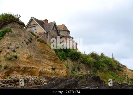 Seafield House sulle scogliere di Westward ho! Sulla costa settentrionale del Devon, minacciata dalla rapida erosione costiera. Foto Stock