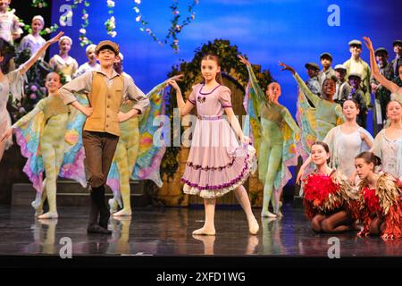 Londra, Regno Unito. 2 luglio 2024. Il London Children's Ballet, con Constance e Joshua nei ruoli principali di Mary Lennox e Dickon, presenta una ripresa del tanto amato classico The Secret Garden. Con un cast di 50 giovani ballerini di talento di età compresa tra i 9 e i 16 anni, la storia senza tempo dei bambini viene riproposta dopo mesi di prove per il 30° anniversario del London Children's Ballet. Si svolge al Sadler's Wells The Peacock Theatre dal 4 al 7 luglio 2024. Crediti: Imageplotter/Alamy Live News Foto Stock