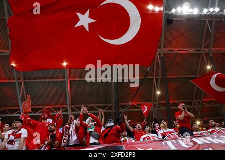 Lipsia, Germania. 2 luglio 2024. Tifosi turchi durante la partita dei Campionati europei UEFA dei sedici round allo Stadio di Lipsia. Il credito per immagini dovrebbe essere: Jonathan Moscrop/Sportimage Credit: Sportimage Ltd/Alamy Live News Foto Stock